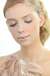 Foto: Blonde woman with bottle of perfume Blonde woman with bottle of perfume