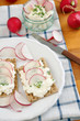 Knäckebrot mit Frischkäse und Radieschen