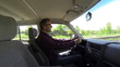 Mann fährt Auto. Zeitraffer