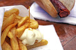 pommes mayo und krakauer im brötchen