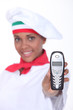 Foto: pizzaiola showing a phone pizzaiola showing a phone