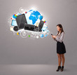 Foto: young woman standing and browsing on her phone young woman standing and browsing on her phone
