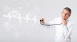 Foto: Doctor examinates heartbeat with abstract heart Doctor examinates heartbeat with abstract heart