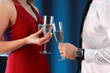mit Sekt anstoßen
