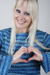Foto: Woman making heart shape with her hands Woman making heart shape with her hands