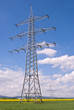Strommast vor blauem Himmel