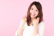 ガッツポーズの若い女性