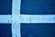 Croce bianca su sfondo blu nitida