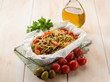 Foto: spaghetti with cherry tomatoes and green olives spaghetti with cherry tomatoes and green olives