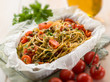 Foto: spaghetti with cherry tomatoes and green olives, selective focus spaghetti with cherry tomatoes and green olives, selective focus