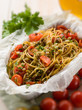 Foto: spaghetti with cherry tomatoes and green olives, selective focus spaghetti with cherry tomatoes and green olives, selective focus
