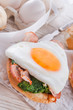 Bread au gratin with fried egg and spinach