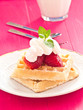 Brüssler Waffeln mit Erdbeeren und Schlagsahne.