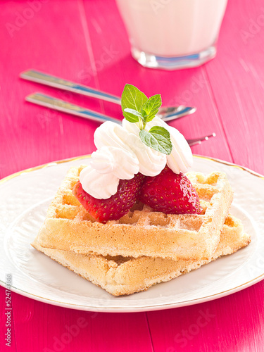 Photo: Brüssler Waffeln mit Erdbeeren und Schlagsahne. Brüssler Waffeln mit Erdbeeren und Schlagsahne.