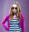 Foto: little fashion model in sunglasses little fashion model in sunglasses
