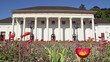 Blumenbeet vor dem historischem Gebäude.