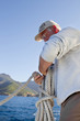 Segler mit Tauwerk in der Hand