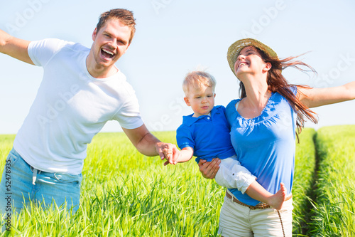 Photo: familie im feld familie im feld