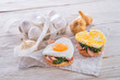 Bread au gratin with fried egg and spinach