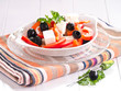 Salat aus Feta, Paprika und grünen und schwarzen Oliven