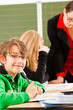 Foto: Schulkinder und Lehrerin lernen an der Schule Schulkinder und Lehrerin lernen an der Schule