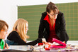 Schulkinder und Lehrerin lernen an der Schule