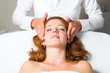 Photo: Wellness - Frau erhält Kopfmassage in Spa Wellness - Frau erhält Kopfmassage in Spa