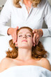 Wellness - Frau erhält Kopfmassage in Spa