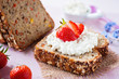 Photo: brot mit hüttenkäse und frischen erdbeeren brot mit hüttenkäse und frischen erdbeeren