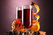 Foto: mulled wine in the glasses, spice and orange mulled wine in the glasses, spice and orange