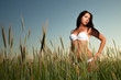 Sportlich Frau in weissen Dessous im Feld