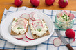 Knäckebrot mit Frischkäse und Radieschen