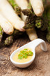 Roher Spargel und Sauce hollandaise