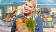 Foto: woman shopping for fruits and vegetables in produce department o woman shopping for fruits and vegetables in produce department o