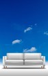 Sofa vor blauem Himmel