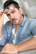 Foto: Man paying attention to conversation Man paying attention to conversation