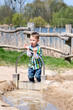 Foto: Kleiner Junge spielt mit Waeer am Strand Kleiner Junge spielt mit Waeer am Strand