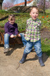 Foto: Kinder spielen mit Handkarren Kinder spielen mit Handkarren