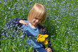 mädchen in blumenwiese