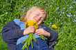 mädchen in blumenwiese