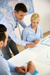 Foto: Business people meeting around table Business people meeting around table