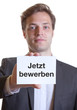Junger Mann im Anzug mit Karte JETZT BEWERBEN