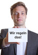 Junger Mann im Anzug mit Karte WIR REGELN DAS!