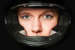 Frauengesicht im Motorradhelm