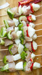 brochette de pollo, morron cebolla champignon al wok