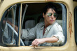 Coole Driverin mit Sonnenbrille