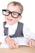 kleiner Junge mit großer Brille beim Lesen