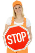 Freundliche Bauarbeiterin mit Stop-Schild