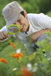 Enfant observant la nature avec une loupe