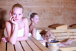 junge Frauen in der Sauna